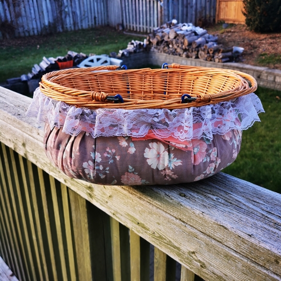 Vintage Wicker Basket with Articulated Handles and Padded Fabric Bottom and Lace - Picture 3 of 17